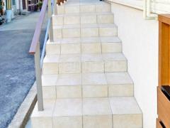 玄関アプローチ階段 床タイル貼り リビエラ ガラパゴス